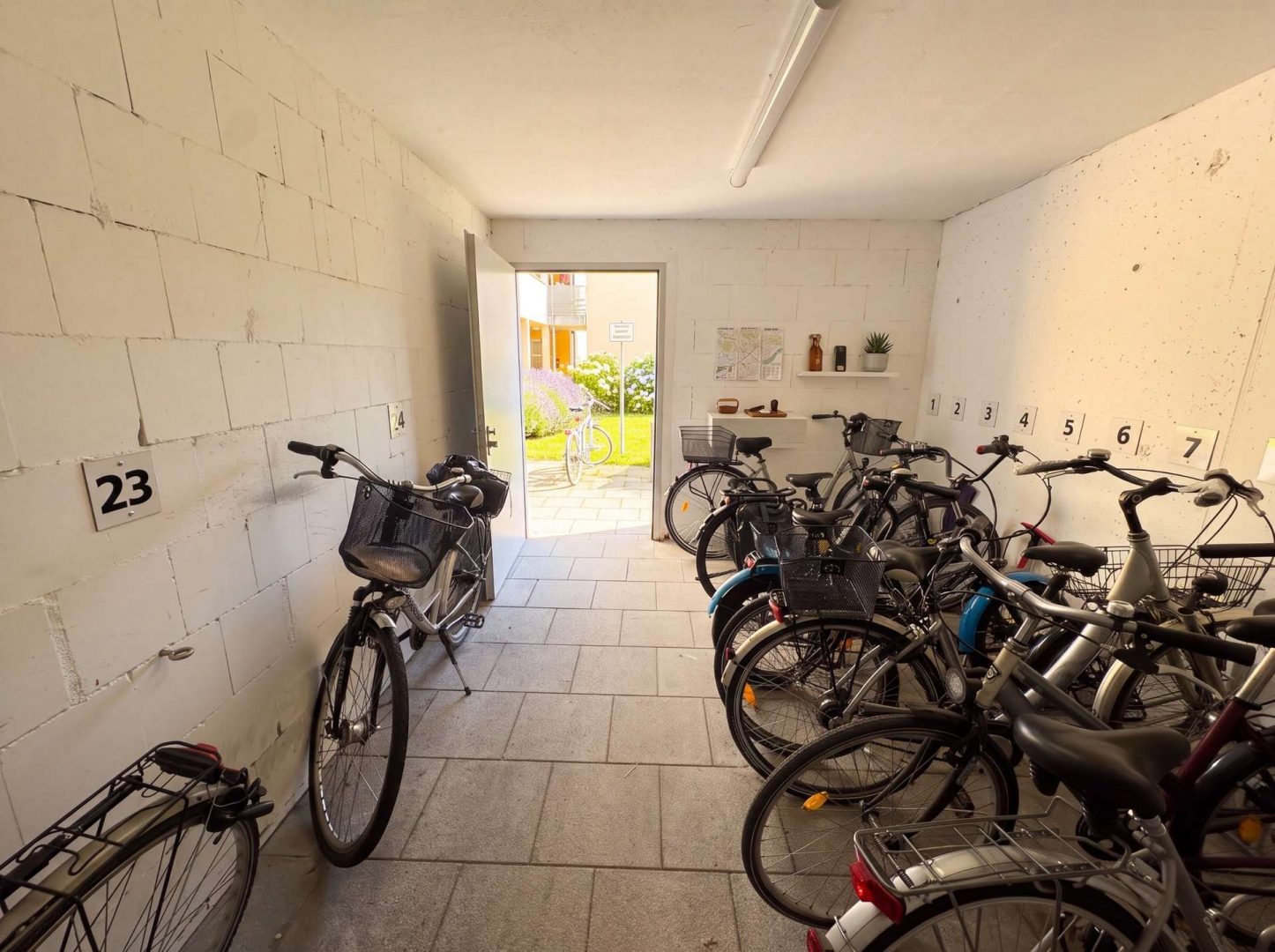 Fahrradkeller (KI bearbeitet)