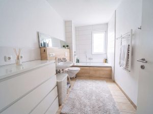 Badezimmer mit Badewanne