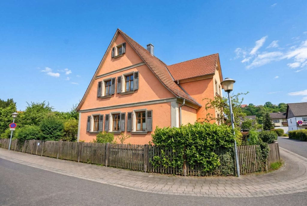 Blick von der Strasse (KI-bearbeitet)