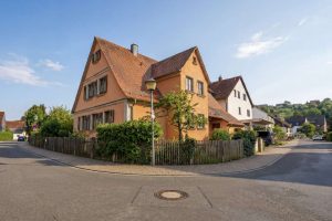 Blick von der Strasse (KI-bearbeitet)