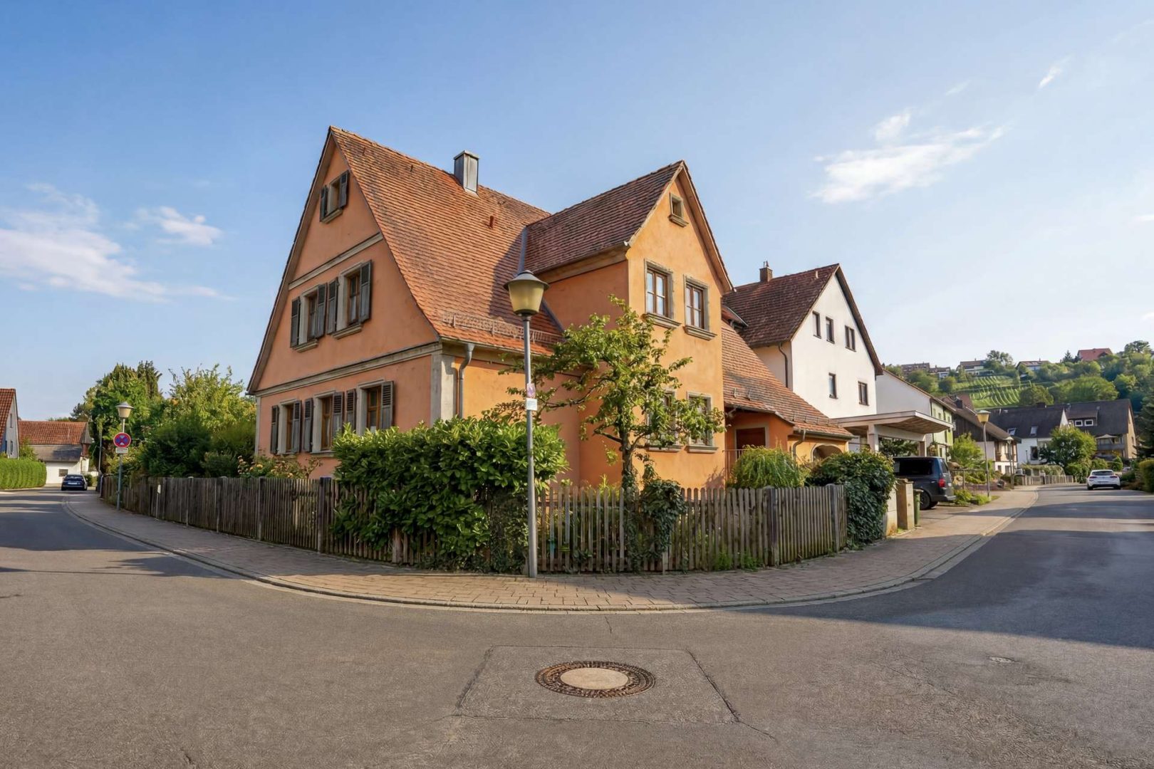Blick von der Strasse (KI-bearbeitet)