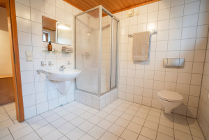 Badezimmer Untergeschoss (KI-bearbeitet)
