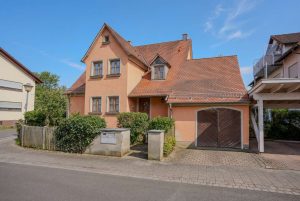 Aussenansicht mit Garage (KI-bearbeitet)