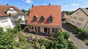 Drohnenaufnahme Südseite (KI-bearbeitet)