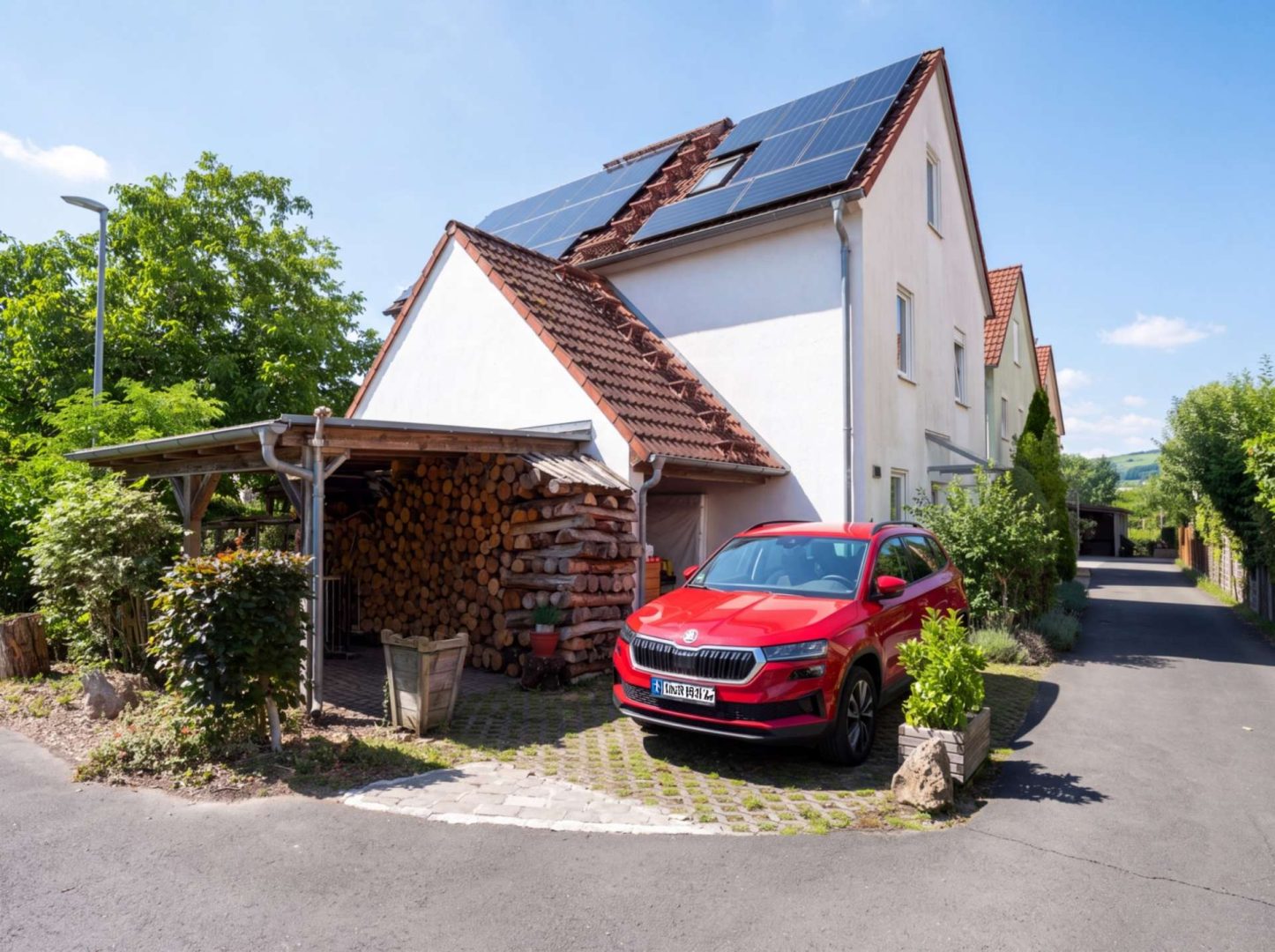 Stellplätze vor der Haustüre (KI bearbeitet)