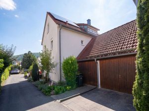 Haus mit anschließenden Lagerraum (KI bearbeitet)