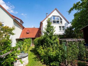 Blick auf das Haus vom Garten (KI bearbeitet)