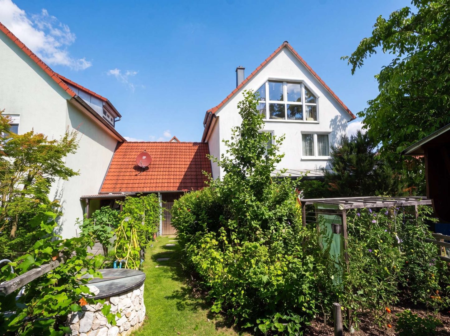Blick auf das Haus vom Garten (KI bearbeitet)
