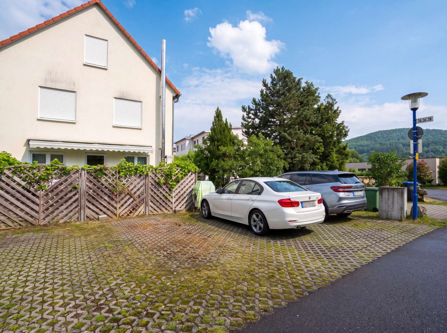 Stellplatz neben Haus (KI bearbeitet)