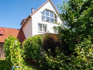Dachfenster mit Ausblick (KI bearbeitet)
