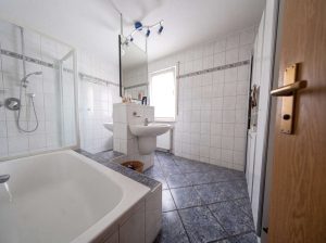 Badezimmer (KI bearbeitet)