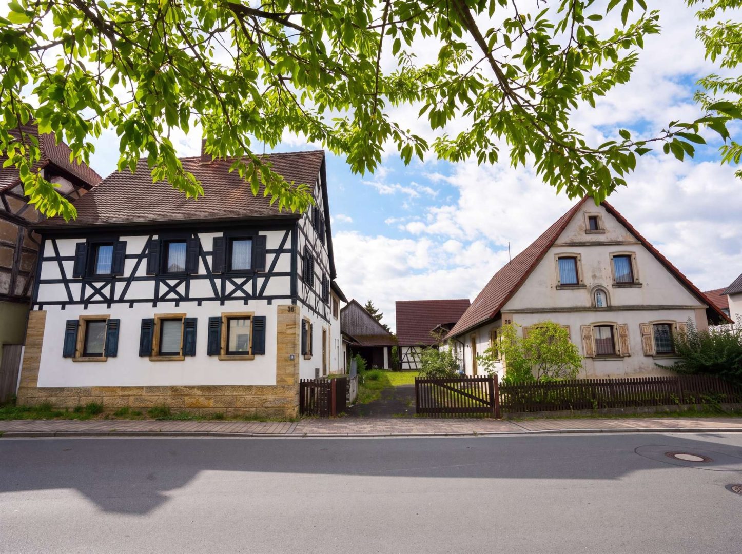 Ansicht von der Strasse (KI bearbeitet)