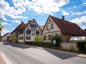 Ansicht von der Strasse (KI bearbeitet)