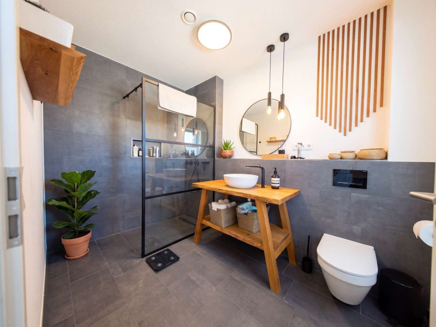 Badezimmer mit Waschtisch