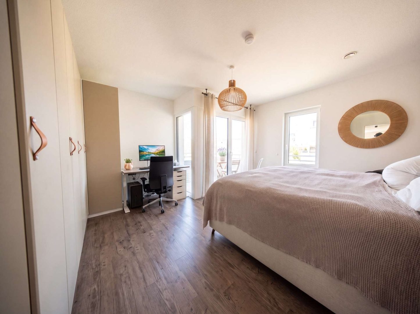 Schlafzimmer mit HomeOffice
