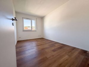 Schlaf-/Arbeitszimmer (KI bearbeitet)