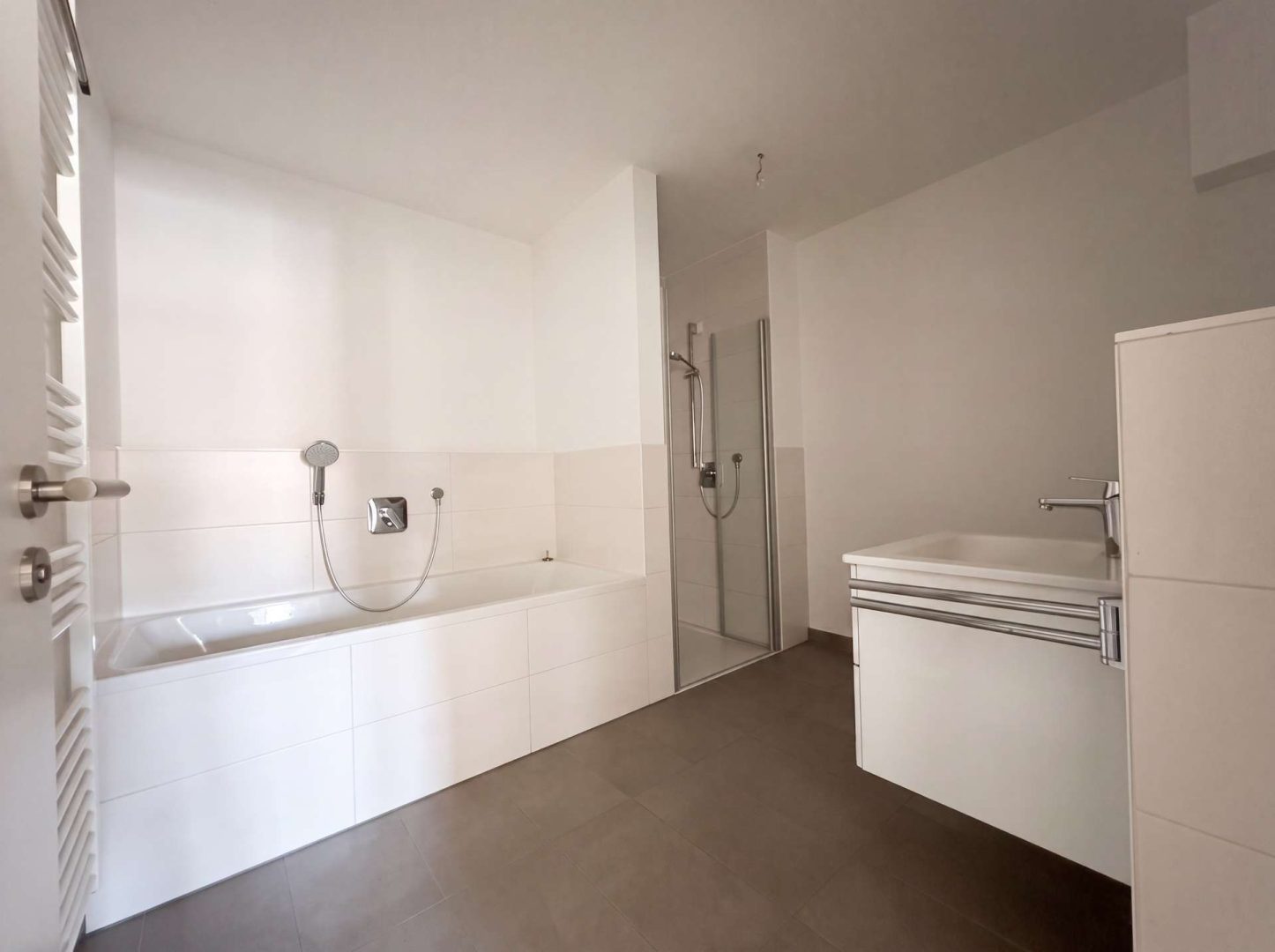 Badezimmer mit Dusche und Wanne (KI bearbeitet)
