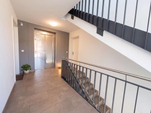 Treppenhaus mit Aufzug (KI bearbeitet)