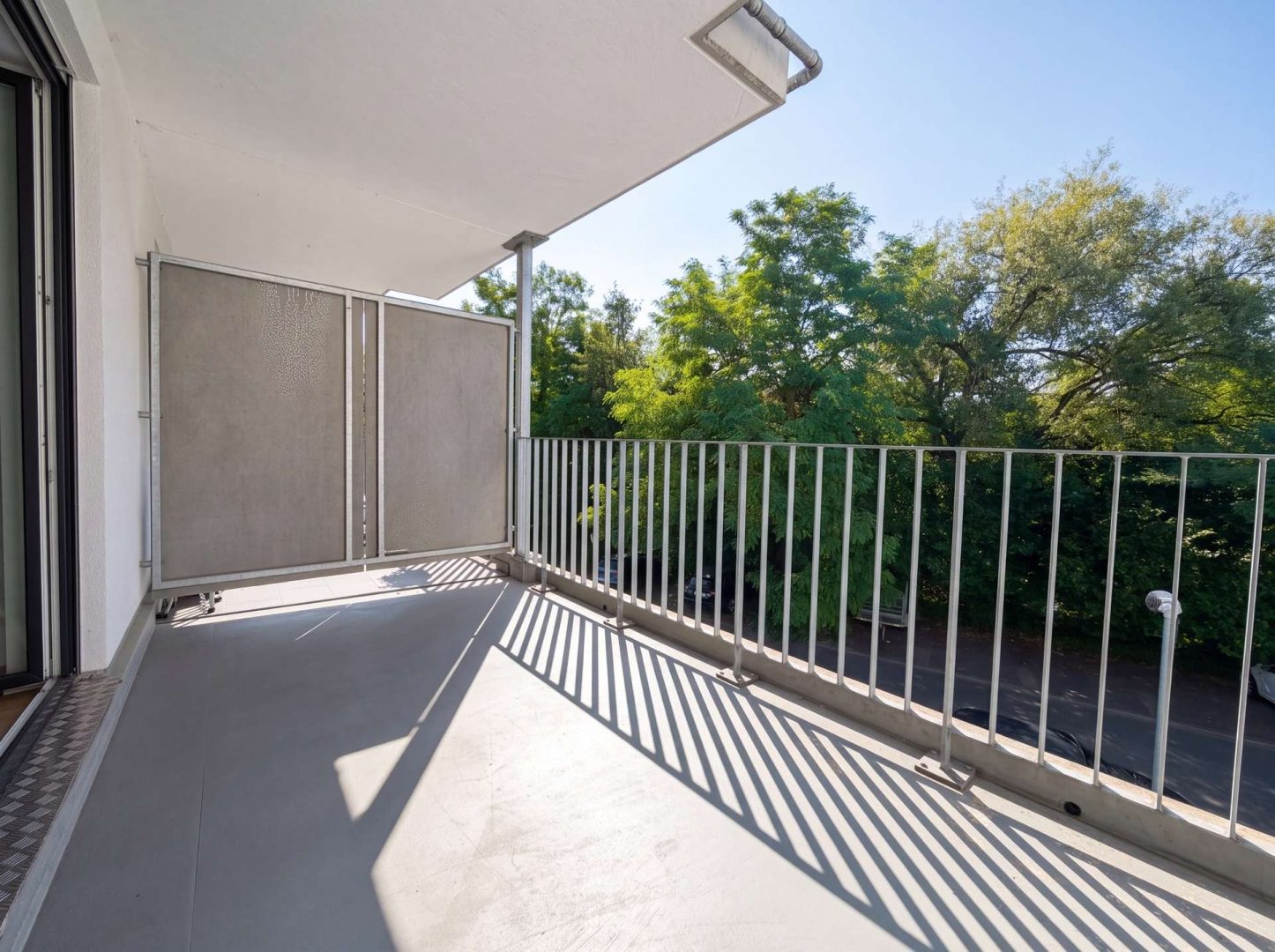 Balkon mit Blick ins Grüne (KI bearbeitet)