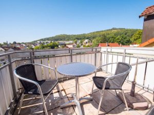 Balkon mit Ausblick (KI bearbeitet)
