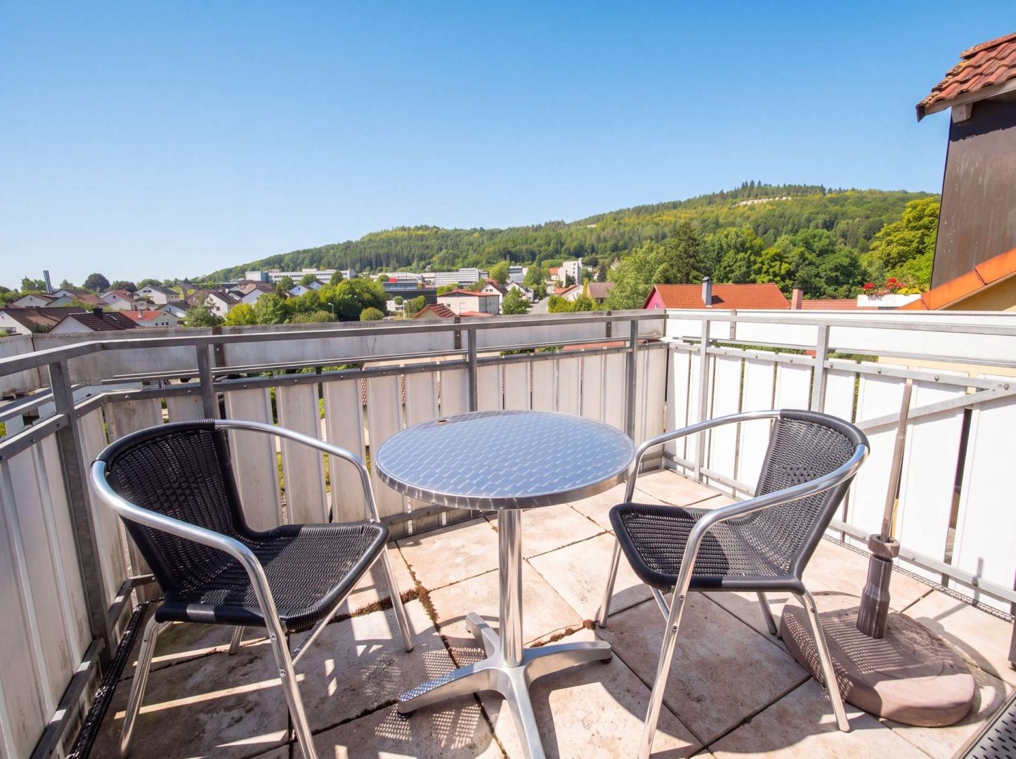 Balkon mit Ausblick (KI bearbeitet)