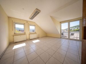 Wohnbereich mit Zugang zum Balkon (KI bearbeitet)