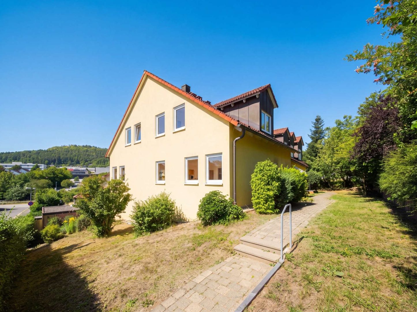 Zugang zum Haus (KI bearbeitet)