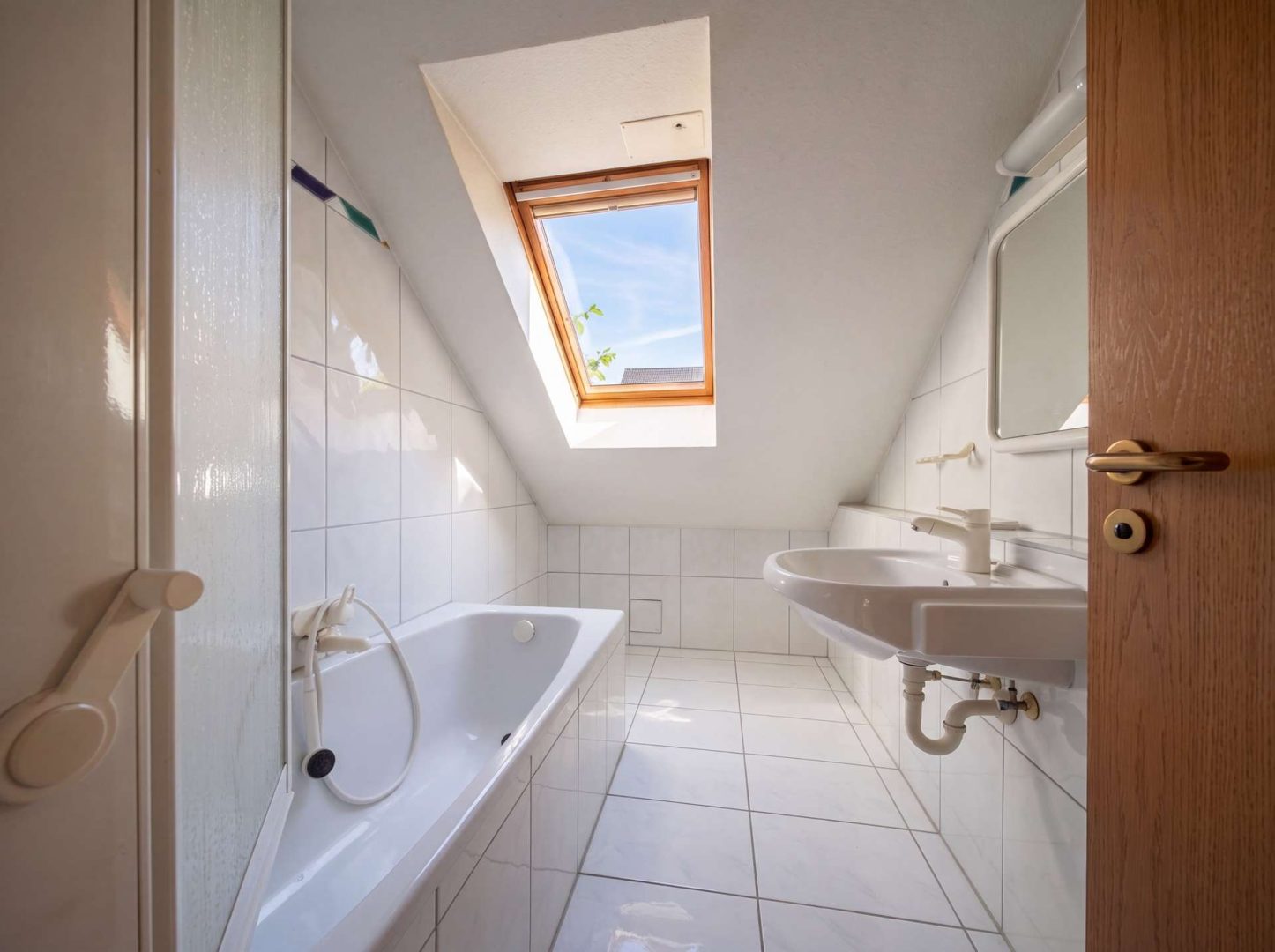 Badezimmer mit Badewanne (KI bearbeitet)