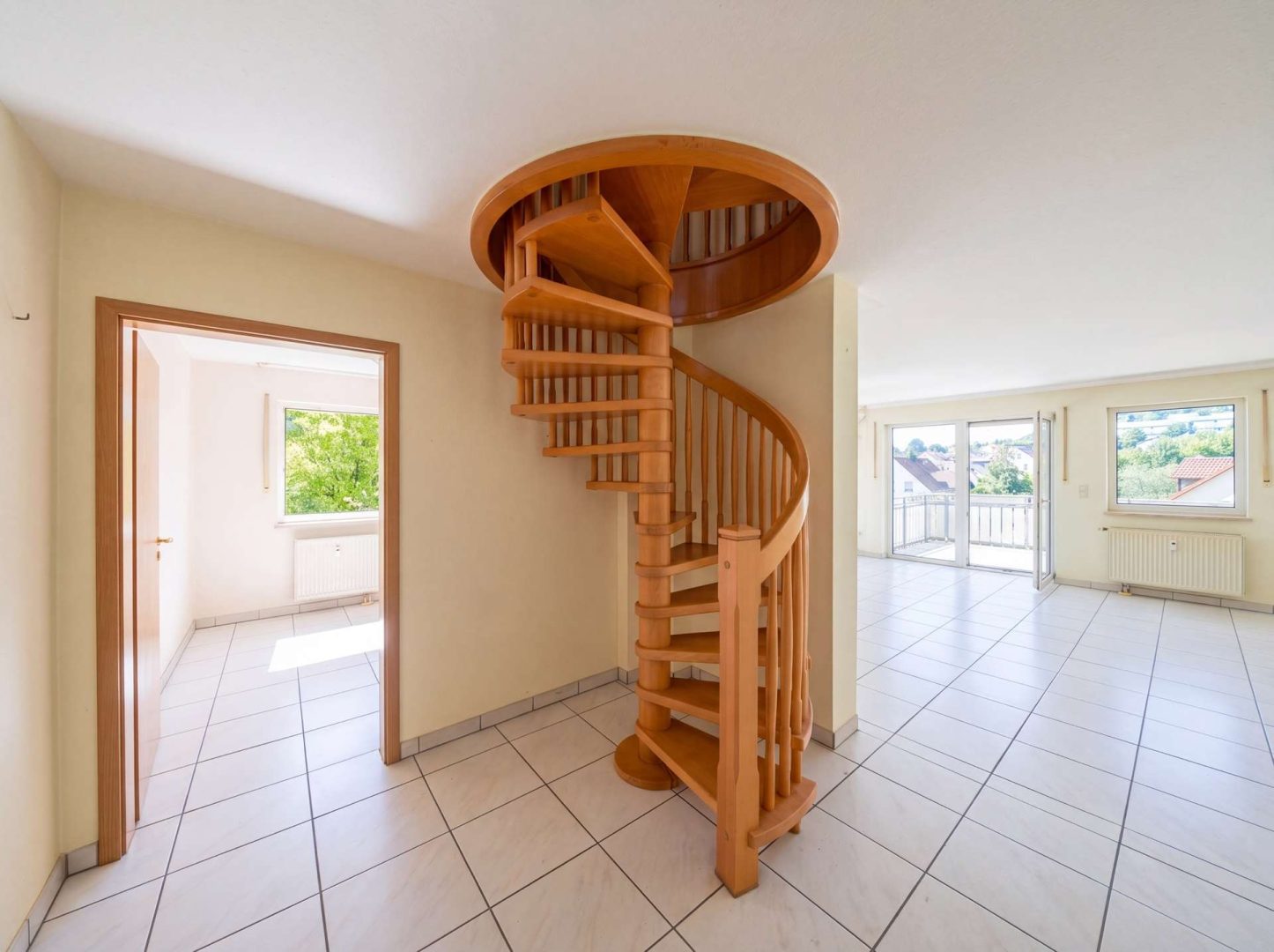 aktuelle Wendeltreppe nach oben (KI bearbeitet)