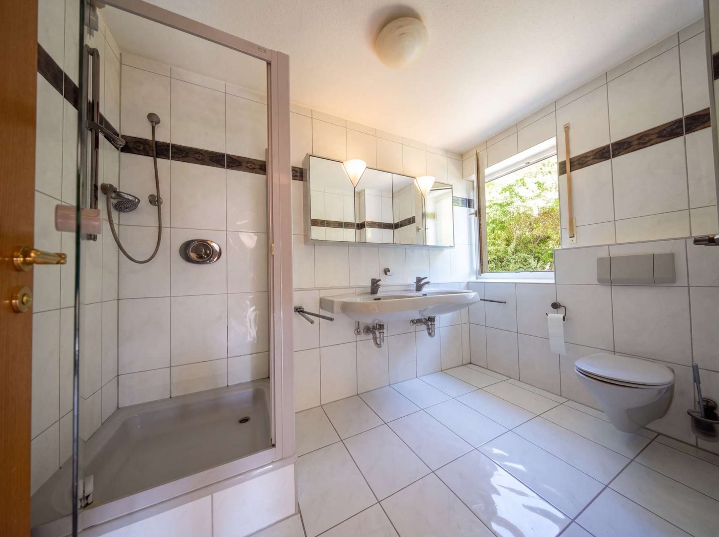 Badezimmer mit Dusche (KI bearbeitet)