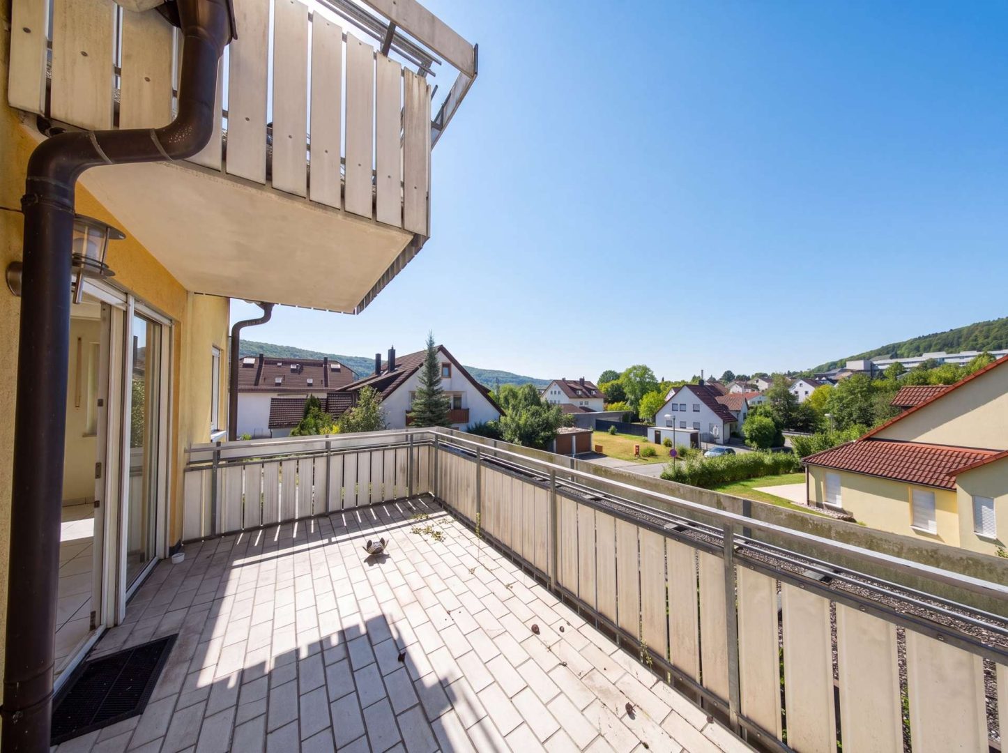 Zugang zum Balkon (KI bearbeitet)