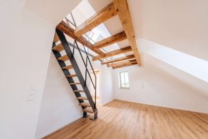 Aufgang zur Galerie (KI bearbeitet)