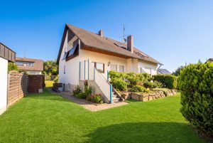 Außenansicht mit Garten