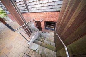 Außenbereich mit Treppe (KI bearbeitet)