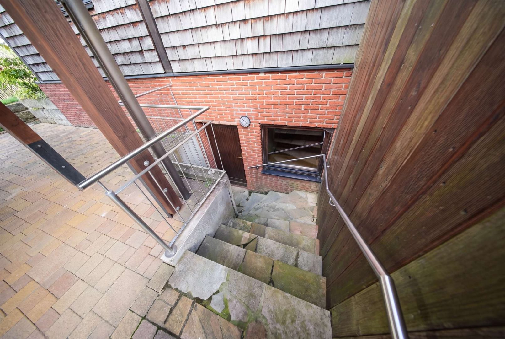 Außenbereich mit Treppe (KI bearbeitet)