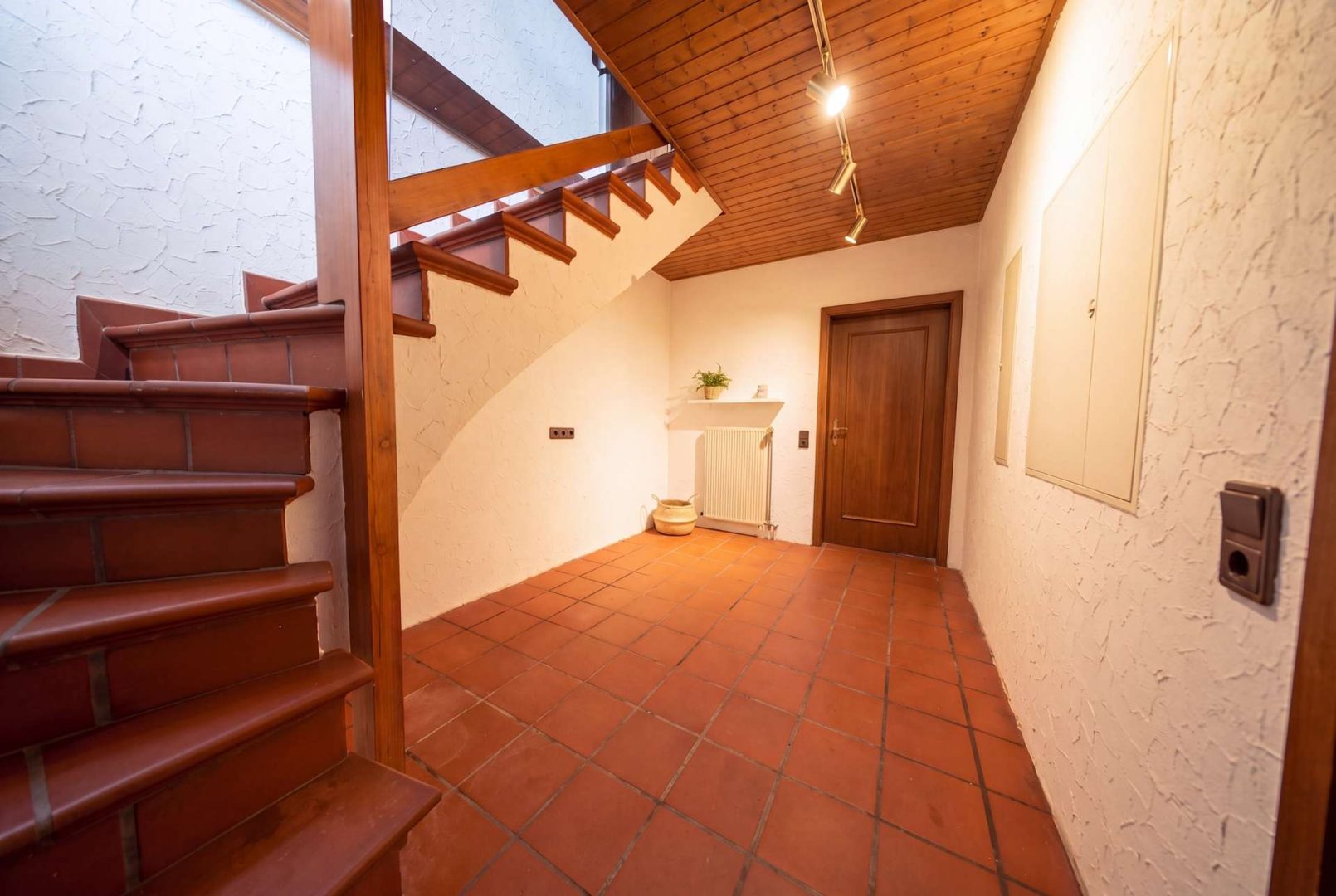 Flur mit Treppe (KI bearbeitet)