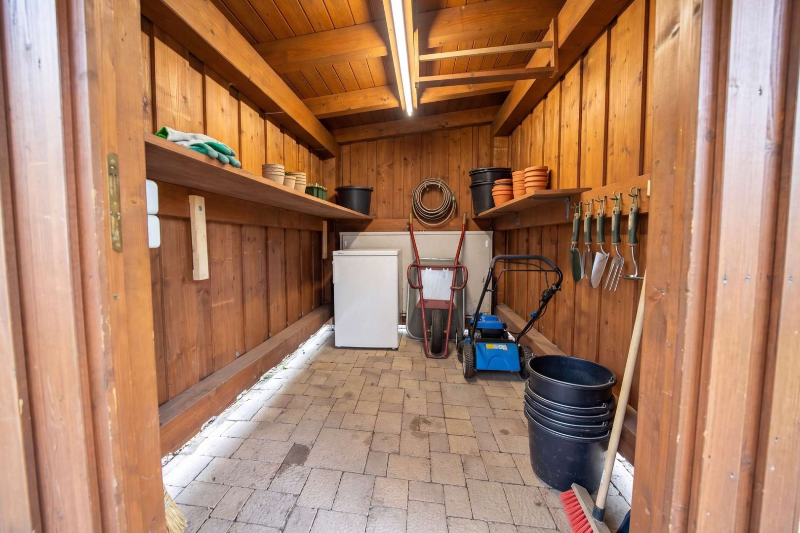 Lager hinter dem Carport (KI bearbeitet)