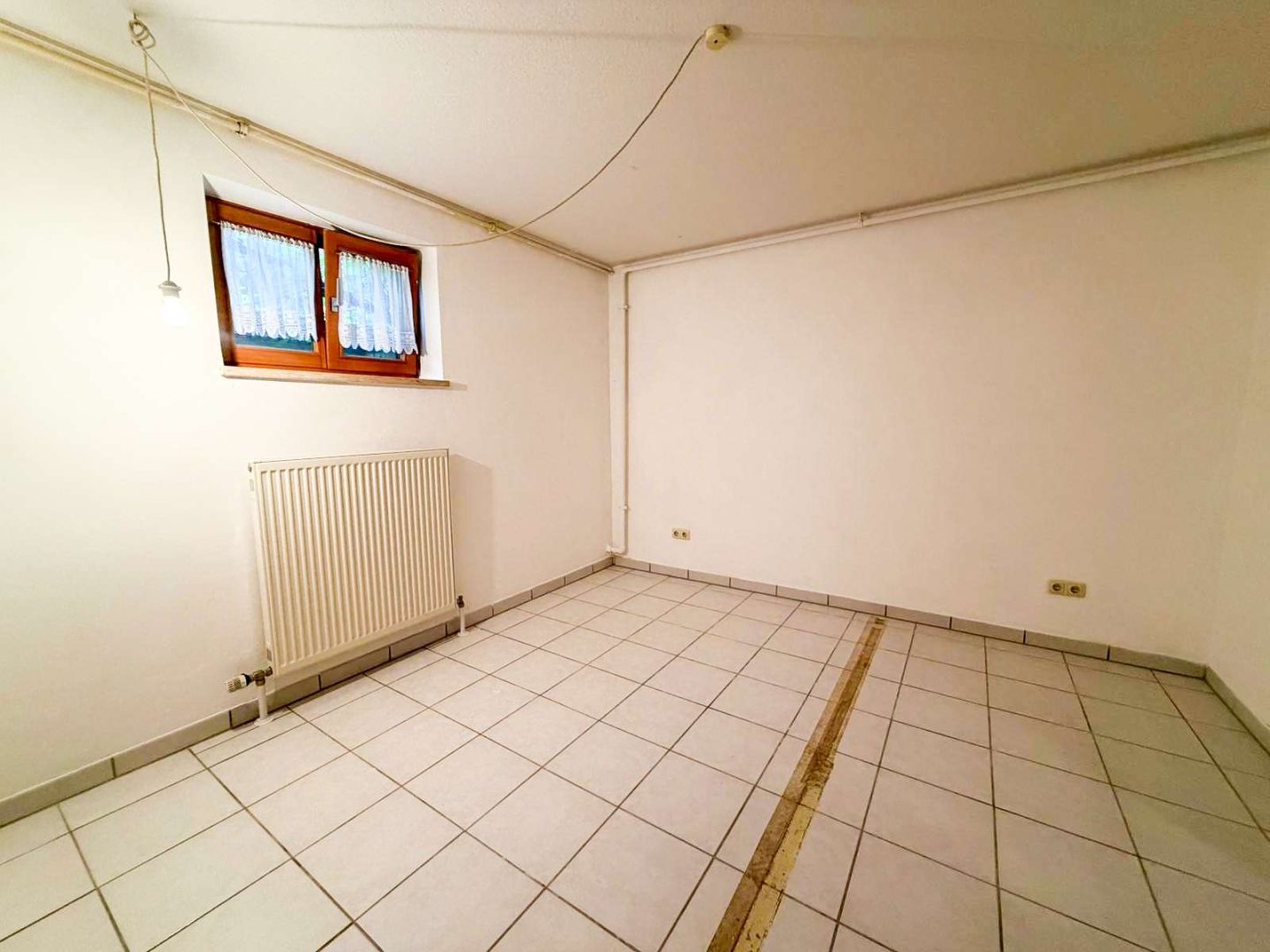 Zimmer Untergeschoss (KI-bearbeitet)