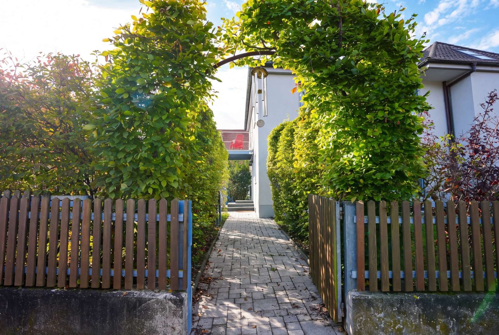 Eingang zum Haus (KI bearbeitet)